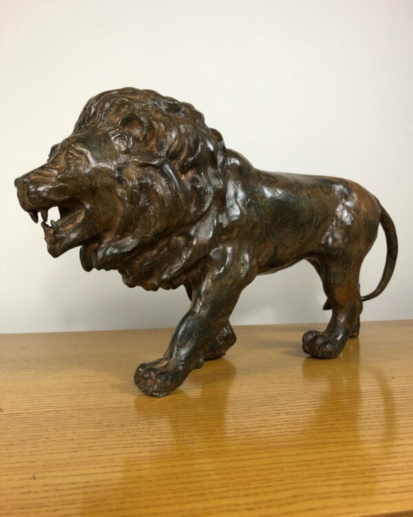 Statue de lion en bronze